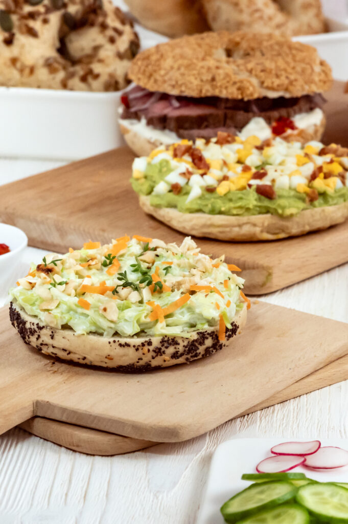 Bagel belegen Ideen - meine Top 5 Rezepte-SilkesWelt.de Bagel mit Coleslaw-Cashew, Karotte und Kresse. Frische Ideen, zum Bagel belegen. Entdecke meine Top 5-