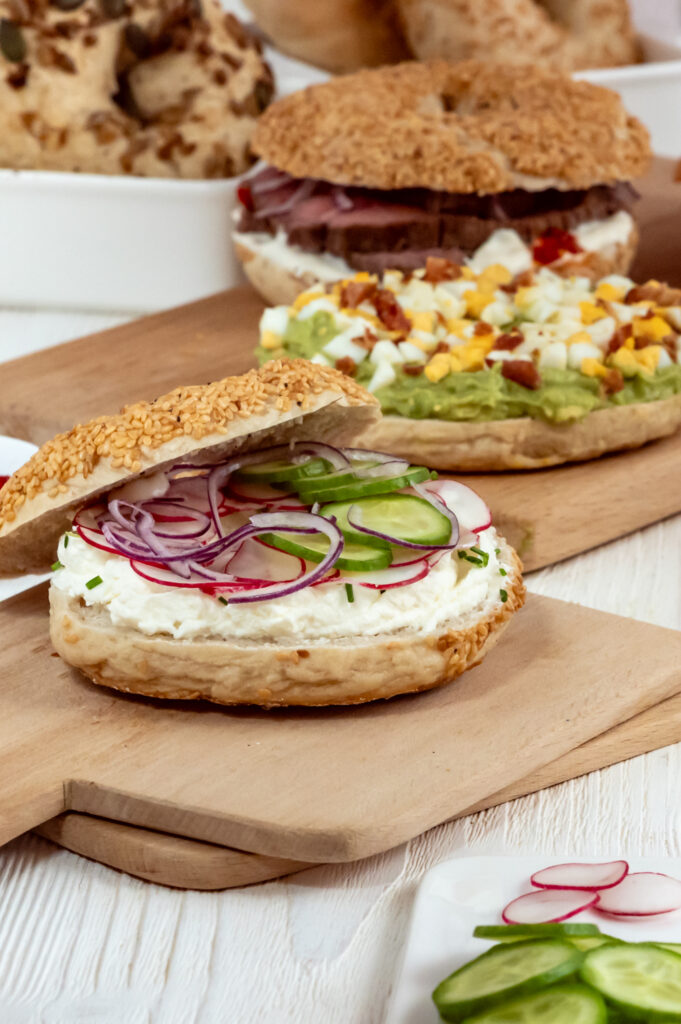 Bagel belegen Ideen - meine Top 5 Rezepte-SilkesWelt.de Bagel mit Frischkäse, Schnittlauch, Radieschen und Gurke. Das Rezept und weitere 5 Top Ideen zum Bagel belegen.