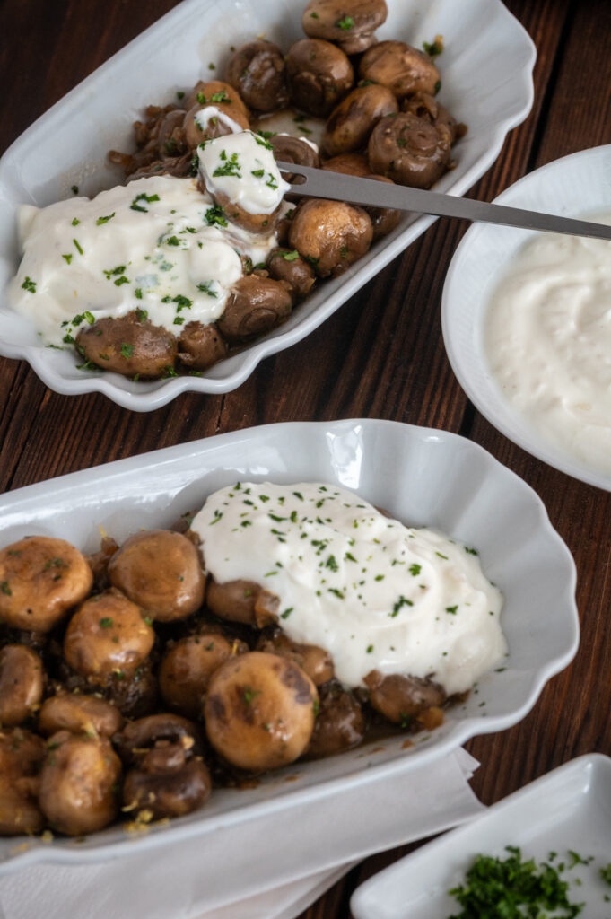 Wie kann ich gebratene Pilze zubereiten, die den unverwechselbaren Geschmack von Champignons vom Jahrmarkt haben? Diese köstliche Spezialität ganz einfach zu Hause nachmachen  - ohne besondere Zutaten. Dazu mit einer leichten und proteinreichen Sauce. Entdecke mein Rezept.