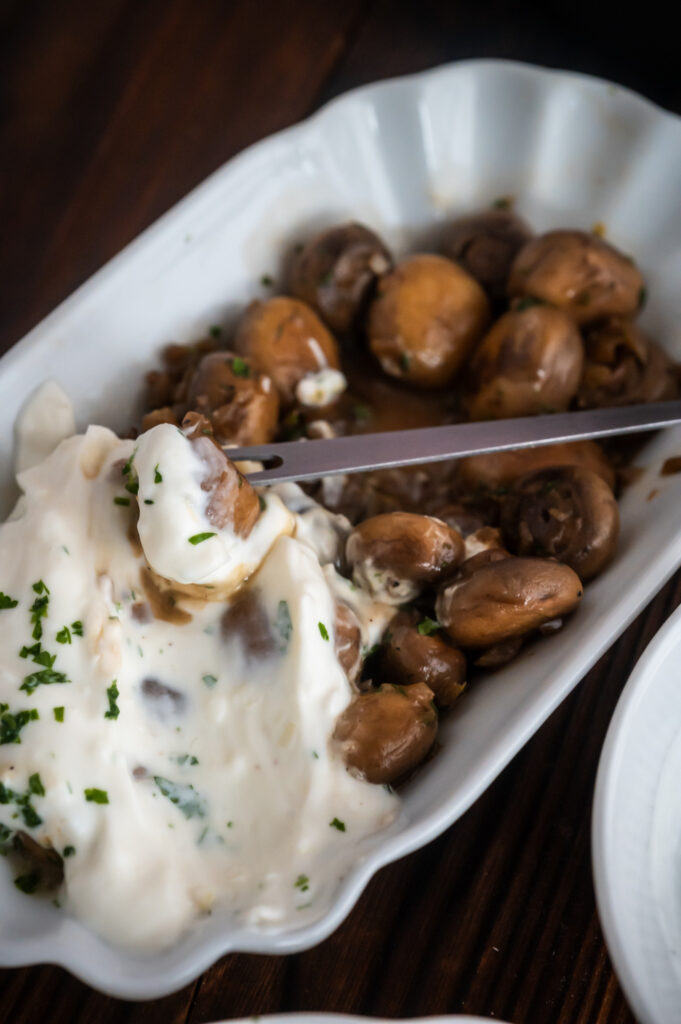 Champignons wie vom Jahrmarkt zubereiten Rezepte-SilkesWelt.de Gebratene Pilze zubereiten, die den einmaligen Geschmack von Champignons wie vom Jahrmarkt haben. Dazu eine leichte und proteinreichen Knoblauchsauce?