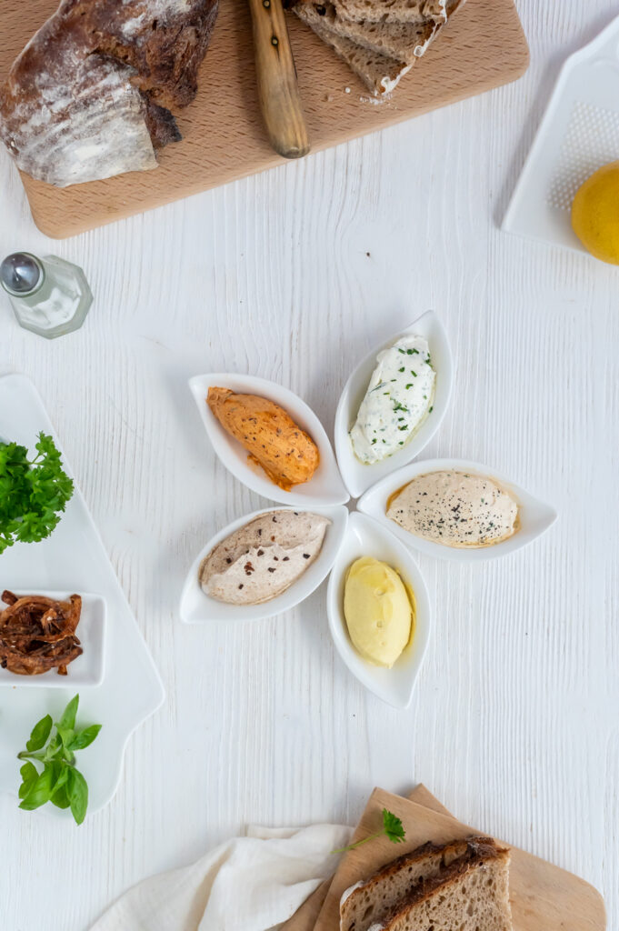 Geschenke aus der Küche Rezepte-SilkesWelt.de Aufgeschlagene Butter selbermachen, mein Rezept. BBQ-Butter, Cowboy-butter, Senf-Honig-Butter, Kräuterbutter, Paprika-Tomaten-Butter