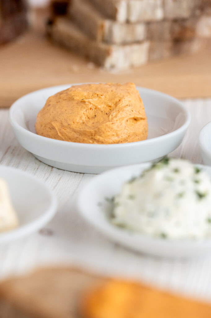 Einfache geschlagene Butter - 5 Varianten Rezepte-SilkesWelt.de Tomatenbutter - einfach geschlagene Butter - 5 Varianten selbst machen. Entdecke mein Rezept auf Rezepte-SilkesWelt.de.