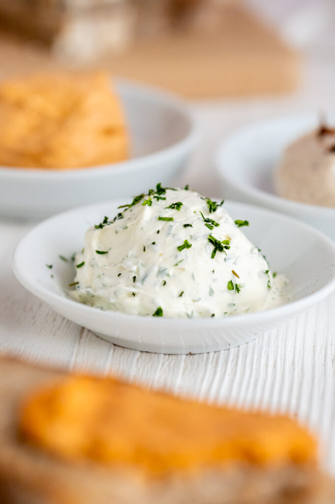 Einfache geschlagene Butter - 5 Varianten Rezepte-SilkesWelt.de Kräuterbutter - einfach geschlagene Butter - 5 Varianten selbst machen. Entdecke mein Rezept auf Rezepte-SilkesWelt.de.