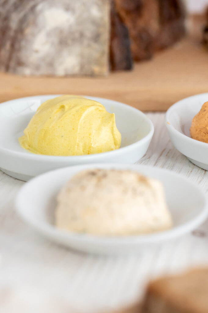 Einfache geschlagene Butter - 5 Varianten Rezepte-SilkesWelt.de Senf-Honig-Butter - einfach geschlagene Butter - 5 Varianten selbst machen. Entdecke mein Rezept auf Rezepte-SilkesWelt.de.