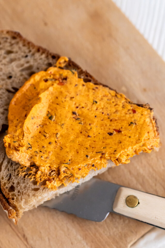 Einfache geschlagene Butter - 5 Varianten Rezepte-SilkesWelt.de Geschlagene Butter als Brotaufstrich. Luftig leicht und wunderbar zur Tomatenbutter aromatisiert.