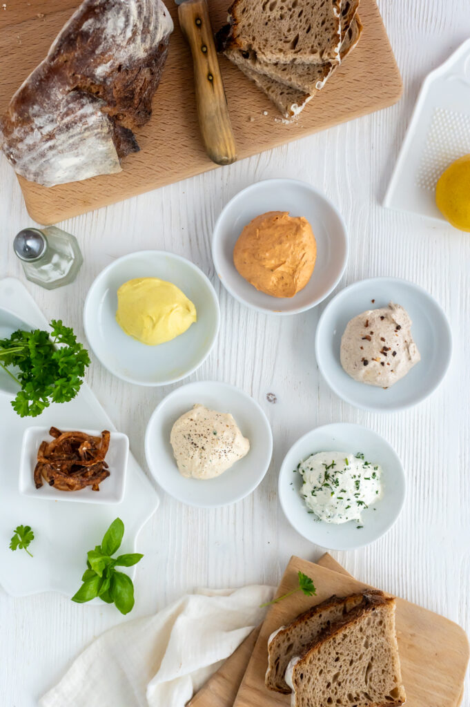 Aufgeschlagene Butter selbermachen, mein Rezept. BBQ-Butter, Cowboy-butter, Senf-Honig-Butter, Kräuterbutter, Paprika-Tomaten-Butter