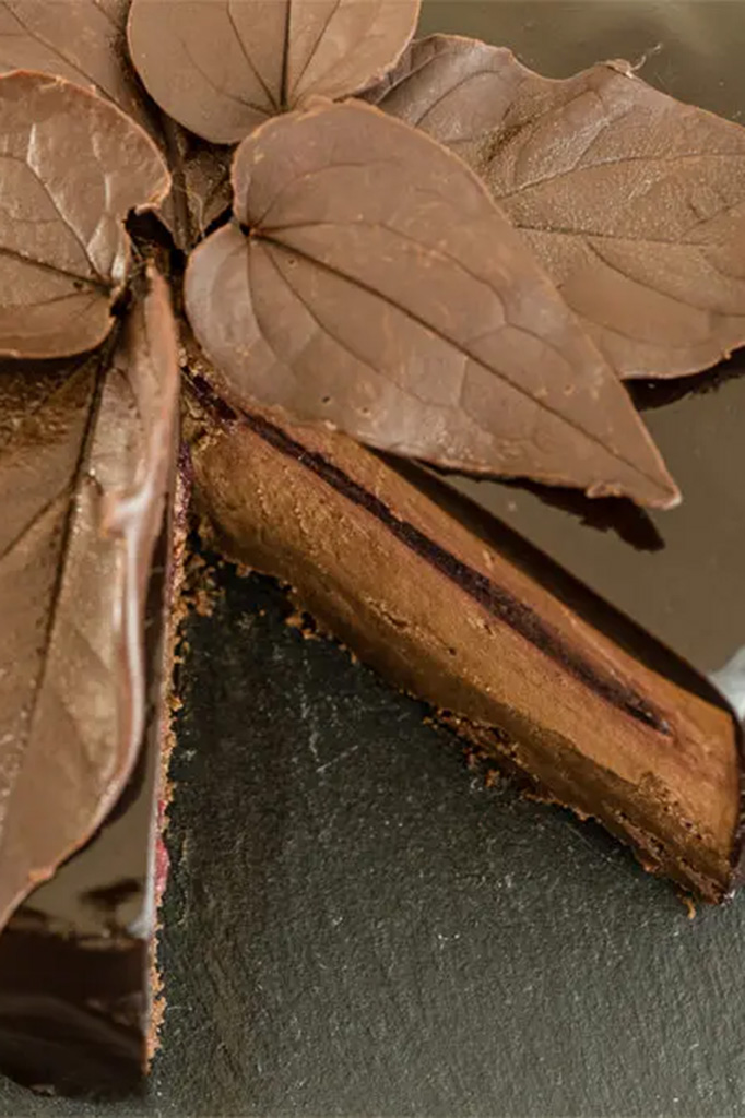 Schokoladenblätter Deko selbst herstellen Rezepte-SilkesWelt.de Für die Herstellung von Schokoladenblättern verwende ich sorgfältig ausgewählte Blätter direkt vom Baum. Kreative Verzierungen für Torten, Kuchen und Desserts. Mit selbstgemachten Schokoladenblättern verleiht man Torten, Kuchen und Desserts eine besonders elegante und individuelle Note. Entdecke jetzt mein Rezept.