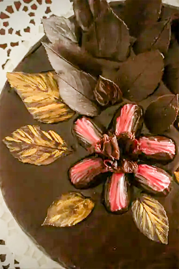 Für die Herstellung von Schokoladenblättern verwende ich sorgfältig ausgewählte Blätter direkt vom Baum. Kreative Verzierungen für Torten, Kuchen und Desserts. Mit selbstgemachten Schokoladenblättern verleiht man Torten, Kuchen und Desserts eine besonders elegante und individuelle Note. Entdecke jetzt mein Rezept.