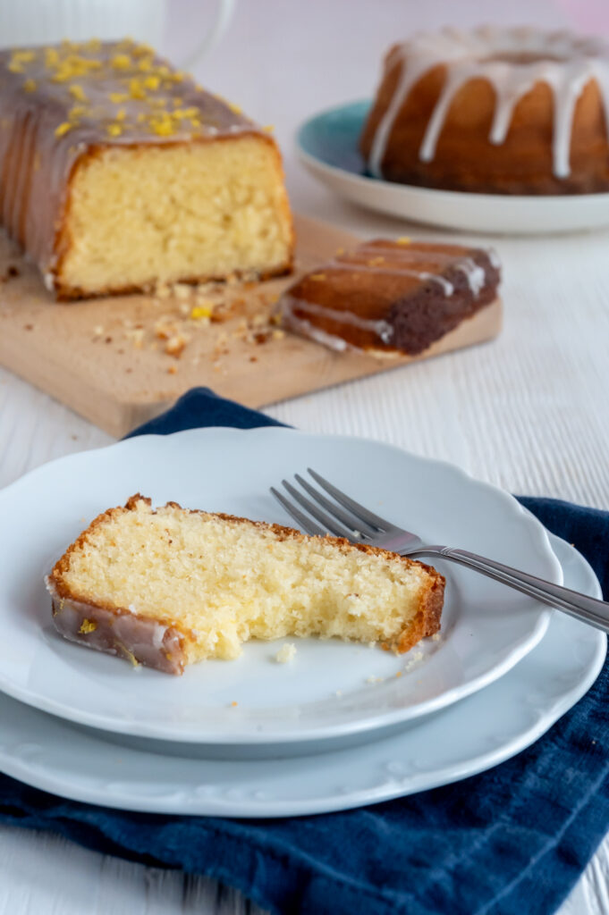 Zitronenkuchen wie bei Oma - einfaches Rezept Rezepte-SilkesWelt.de Zitronenkuchen wie bei Oma - saftig, locker und krümelig. Ob rund oder eckig - mit meine Rezept gelingt beides.
