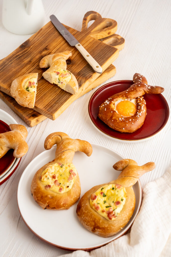 Entdecke mein Rezept für herzhafte Osterhasen zum Nachbacken. Für die Flammkuchen-Osterhasen und Osterbrötchen benötigst du einfach eine kleine Menge Pizzateig.