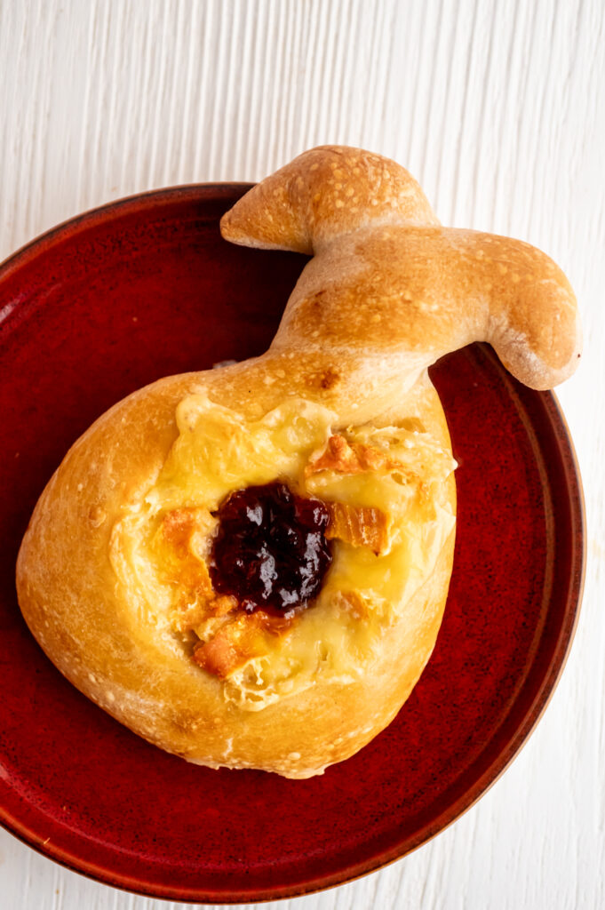 Rezept für herzhafte Osterhasen aus Pizzateig Rezepte-SilkesWelt.de Herzhafte Hefeteig-Häschen mit Camembert und Preiselbeeren. Entdecke mein Rezept für herzhafte Osterhasen.