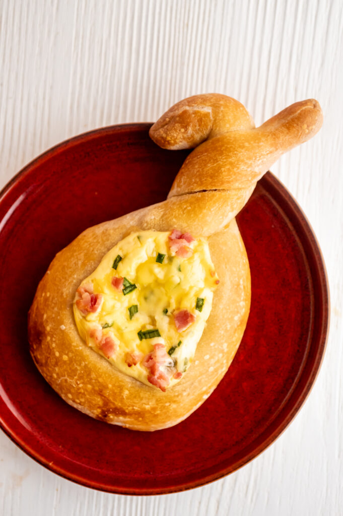 Rezept für herzhafte Osterhasen aus Pizzateig Rezepte-SilkesWelt.de Herzhafte Hefeteig-Häschen mit Flammkuchen-Füllung. Entdecke mein Rezept für herzhafte Osterhasen.