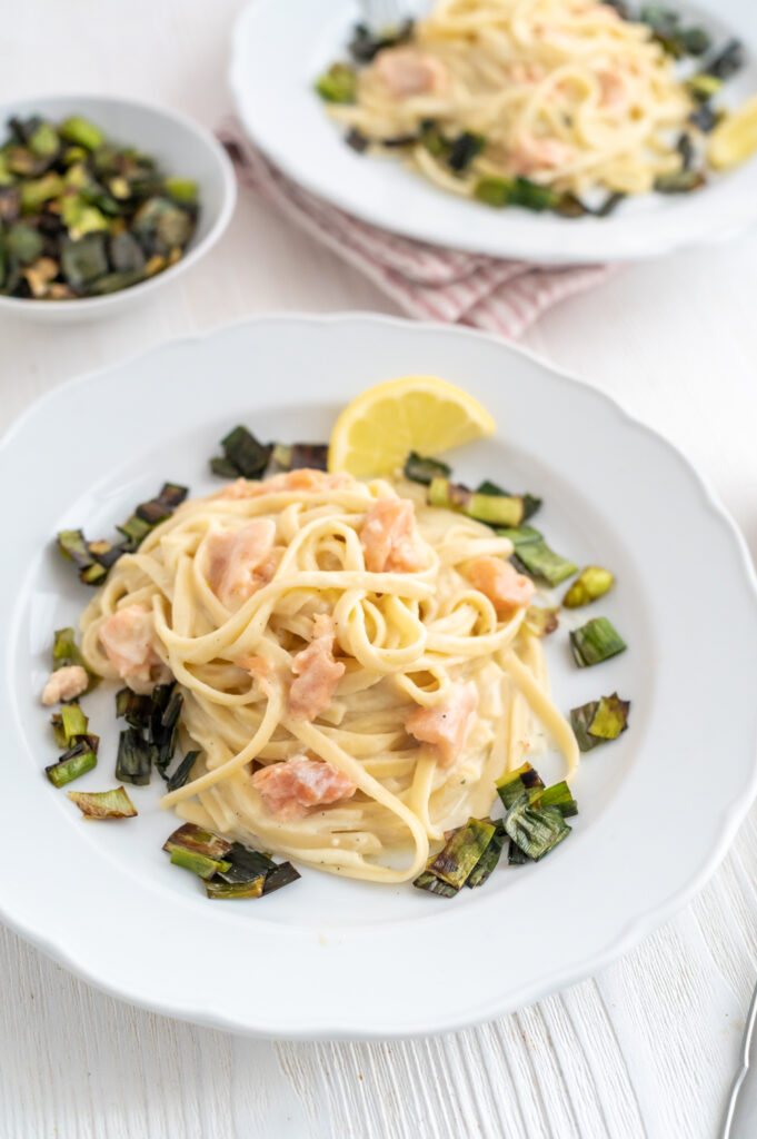 Pasta mit Lachs in cremiger Käse-Sahne-Sauce Rezepte-SilkesWelt.de Pasta, garniert mit zartem Lachs in cremiger Käse-Sahne-Sauce. Dazu ein gebratener Lauch als Beilage serviert.