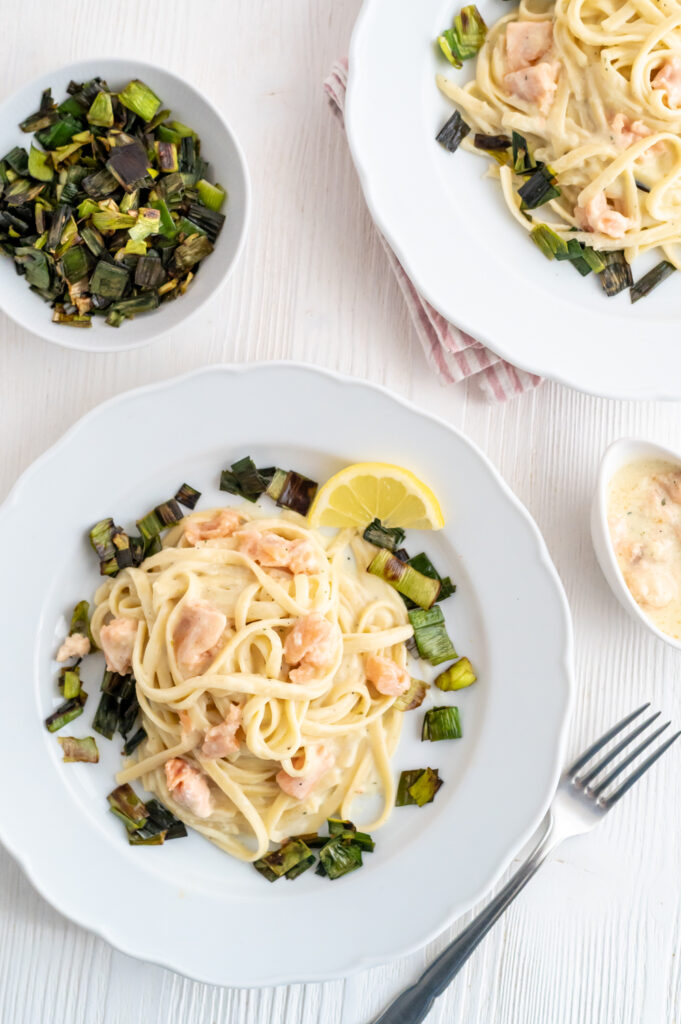 Pasta mit Lachs in cremiger Käse-Sahne-Sauce Rezepte-SilkesWelt.de Heute gibt es Pasta, garniert mit zartem Lachs in cremiger Käse-Sahne-Sauce. Dazu ein gebratener Lauch als Beilage serviert.
