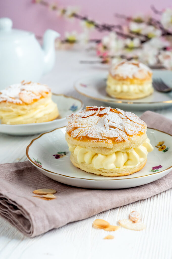 Entdecke wie man schnelle Mandeltörtchen mit Paradiescreme zaubern kann – ganz ohne aufwendige Vorbereitung. Mit meinem Rezept und fertigem Blätterteig gelingt  im Handumdrehen eine feines Dessert das begeistern wird.