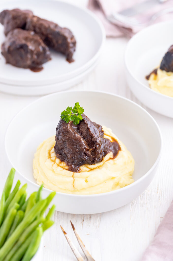 Geschmorte Ochsenbäckchen im Backofen Rezepte-SilkesWelt.de Geschmorte Ochsenbäckchen im Backofen Rezepte-SilkesWelt.de