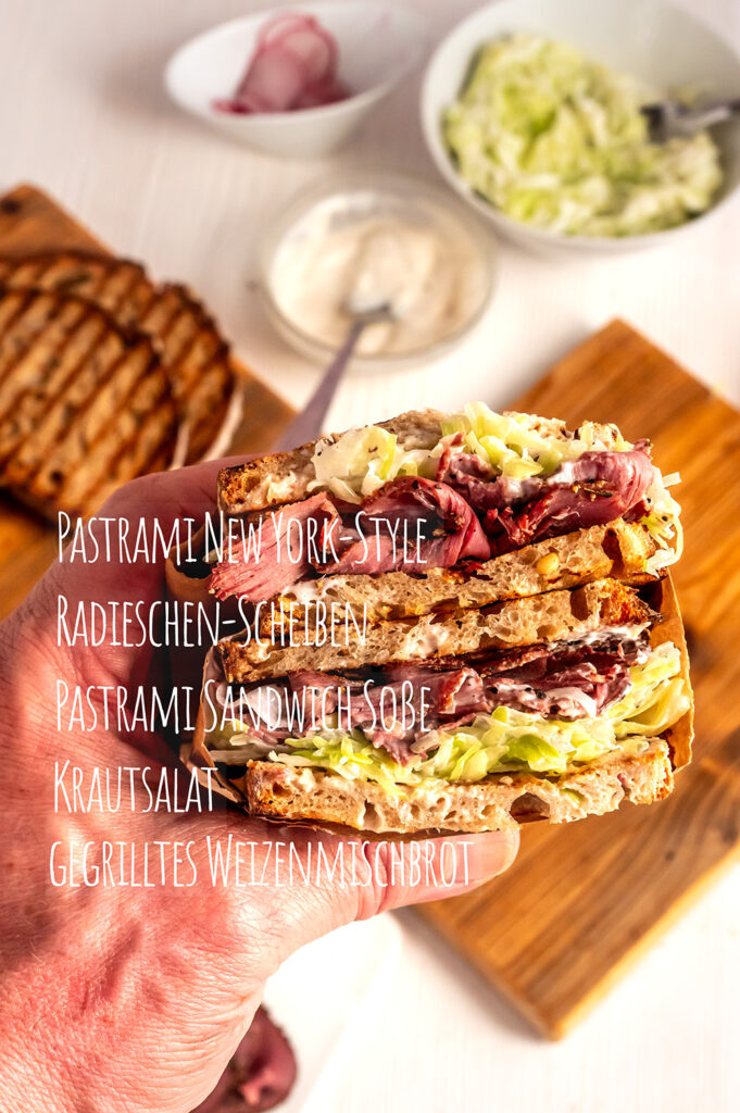 Alle Zutaten für ein klassisches Pastrami-Sandwich Rezept, so wie man es aus New York kennt – ob schnell mit Zutaten aus dem Supermarkt oder ganz frisch und hausgemacht. Alles ist möglich. Entdecke jetzt mein Rezept für ein Pastrami-Sandwich auf Silkes Art.
