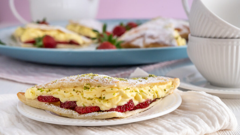 Schnelle Erdbeerschnitte mit Blätterteig und Paradiescreme Rezepte-SilkesWelt.de