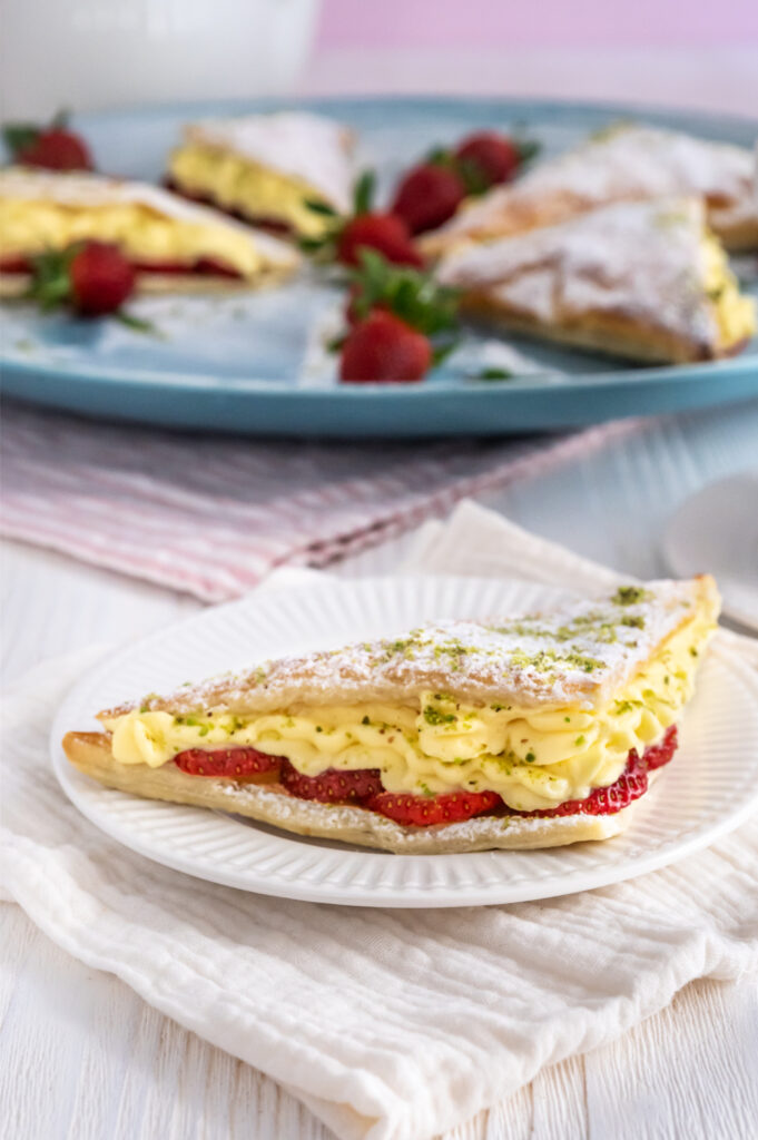 Schnelle Erdbeerschnitte mit Blätterteig und Paradiescreme. Mit wenigen Schritten eine köstlich, fruchtige Süßspeise zaubern. Probiere jetzt mein Blitzrezept!