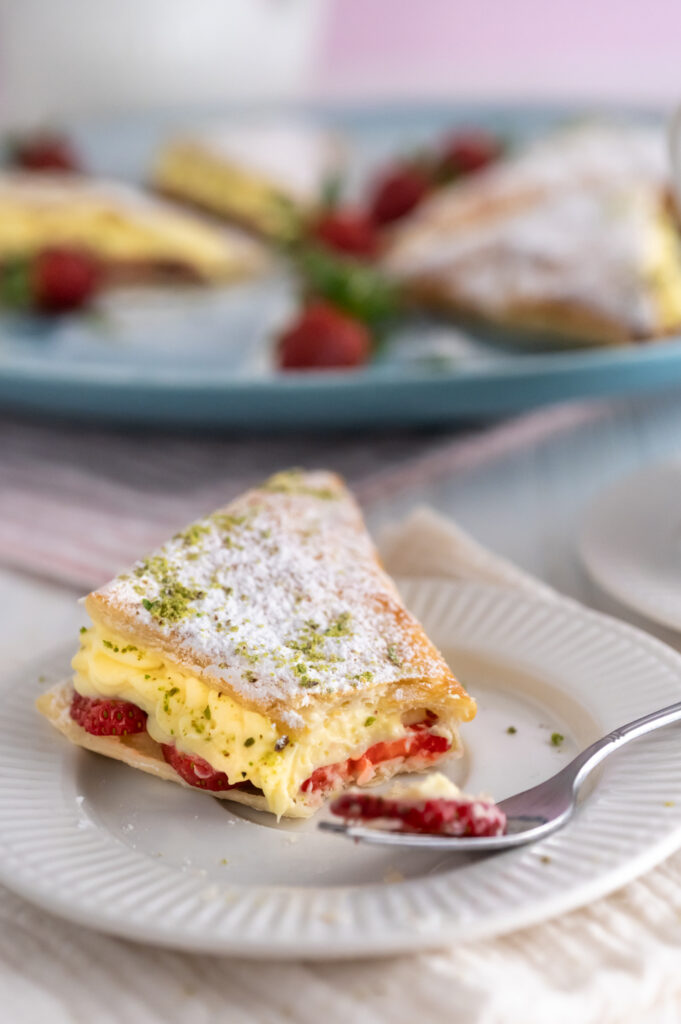 Schnelle Erdbeerschnitte mit Blätterteig und Paradiescreme Rezepte-SilkesWelt.de