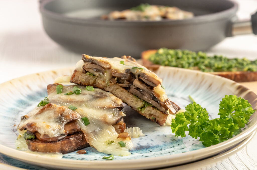 Einfaches Pilz-Sandwich-Rezept. Mit Petersilien-Pesto und Mozzarella im Backofen gratiniert. Entdecke mein Rezept auf Rezepte-SilkesWelt.de