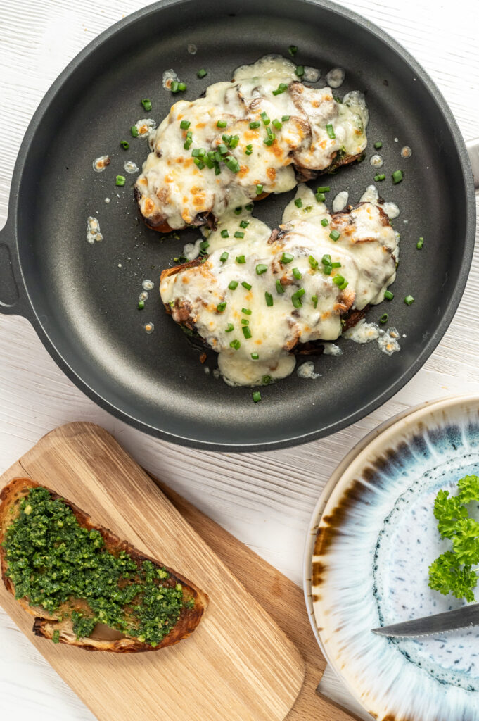 Einfaches Pilz-Sandwich-Rezept in der Pfanne zubereitet. Mit Petersilien-Pesto und Mozzarella im Backofen gratiniert. Schau gleich vorbei und lass dich inspirieren!