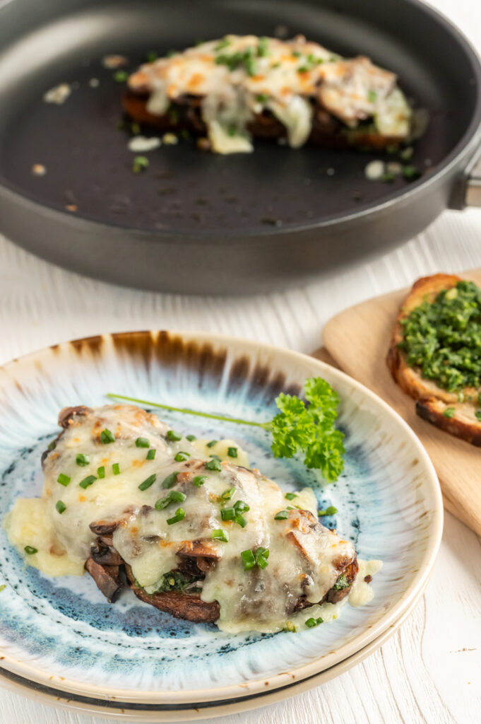 Einfaches Pilz-Sandwich-Rezept in der Pfanne zubereitet und im Backofen gratinier