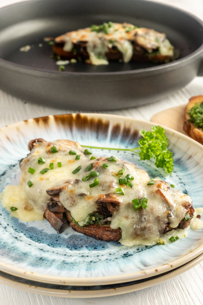 Hier findest du ein unkompliziertes Pilz-Sandwich-Rezept, das du bequem zu Hause in der Pfanne brätst und im Backofen gratinierst. Schau gleich vorbei und lass dich inspirieren!
