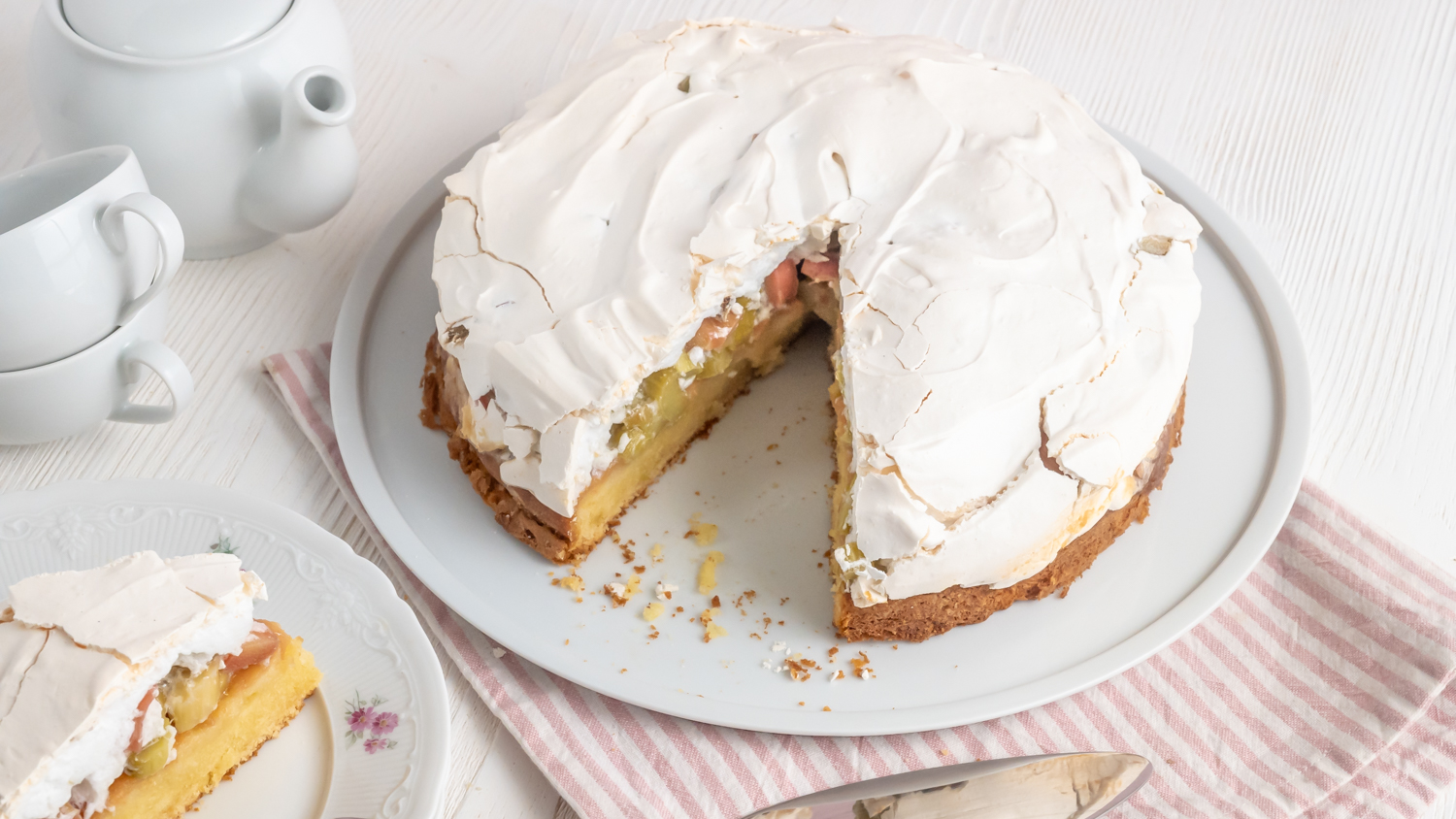 Einfacher Rhabarberkuchen mit Mandelbaiser Rezepte-SilkesWelt.de Einfacher Rhabarberkuchen mit Mandelbaiser Rezepte-SilkesWelt.de