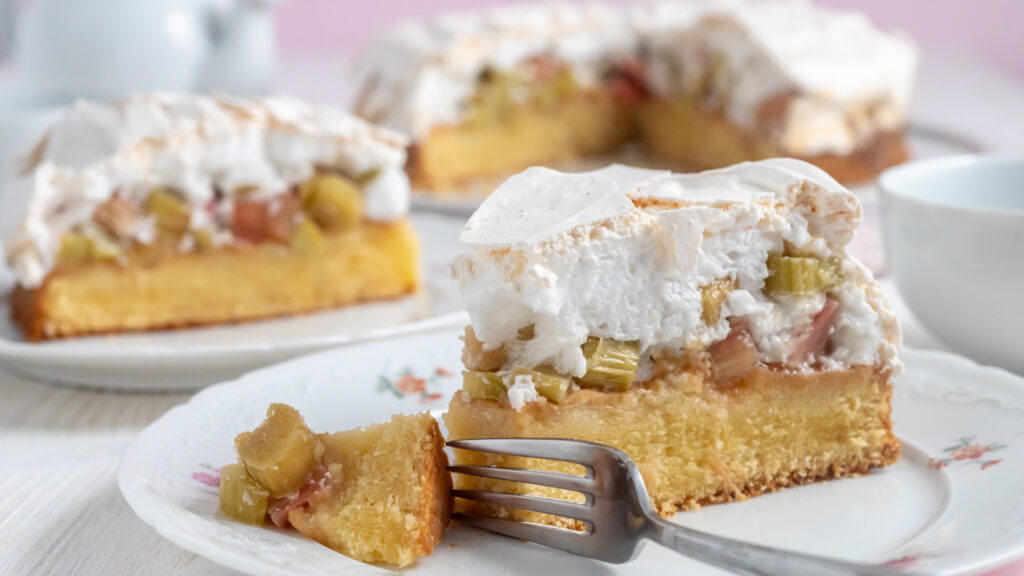 Einfacher Rhabarberkuchen mit Mandelbaiser Rezepte-SilkesWelt.de Einfach und gelingsicher - Rhabarberkuchen mit Madelbaiser. Entdecke jetzt mein Rezept auf SilkesWelt.de