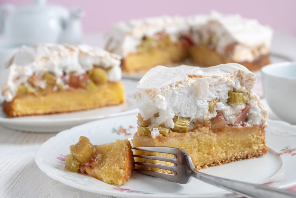 Einfacher Rhabarberkuchen mit Mandelbaiser Rezepte-SilkesWelt.de
