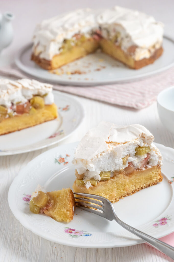 Einfacher Rhabarberkuchen mit Mandelbaiser Rezepte-SilkesWelt.de Mein einfaches Rezept für Rhabarberkuchen mit Mandelbasier auf Rezepte-SilkesWelt.de