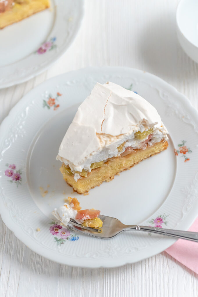 Einfacher Rhabarberkuchen mit Mandelbaiser Rezepte-SilkesWelt.de Einfach und gelingsicher - Rhabarberkuchen mit Madelbaiser. Erlebe selbst wie süßer Baiser zusammen mit kleinen Rhabrberstückchen auf der Zunge zergehen.