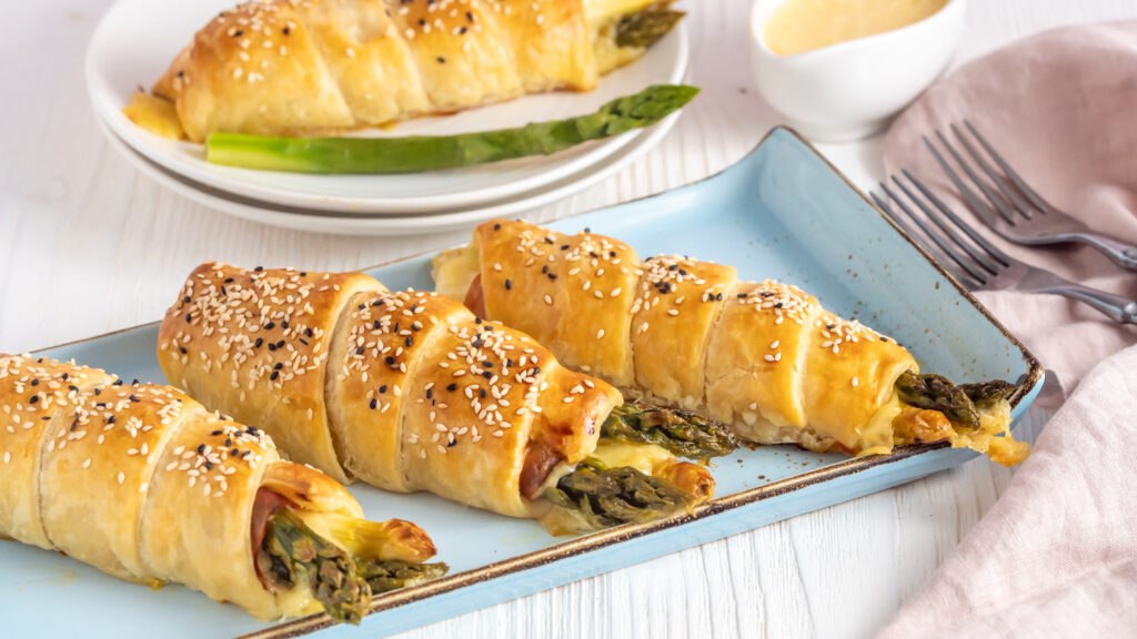 Spargel im Blätterteig mit Schinken und Käse Rezepte-SilkesWelt.de