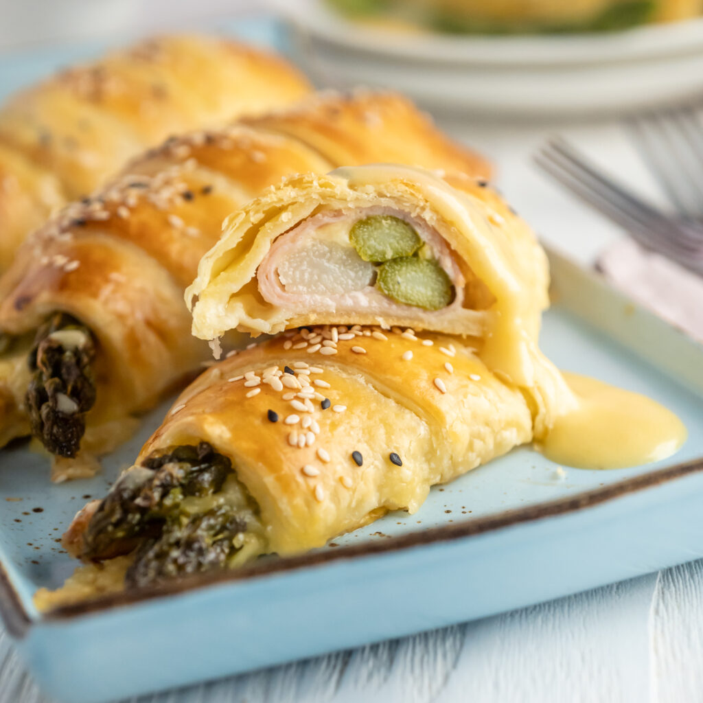 Einfache Spargel-Croissants selbst backen. Entdecke meiN Rezept für Spargel mit Blätterteig mit Schinken und Käse.