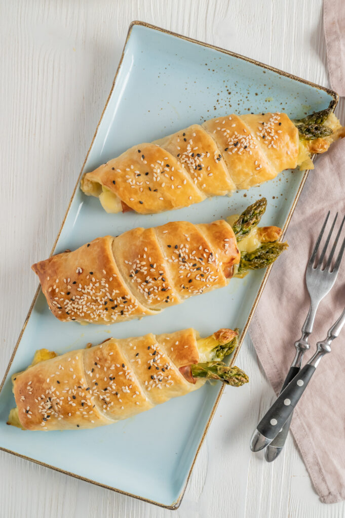 Entdecke, wie einfach man Spargel im Blätterteig mit Schinken und Käse zubereiten kann.