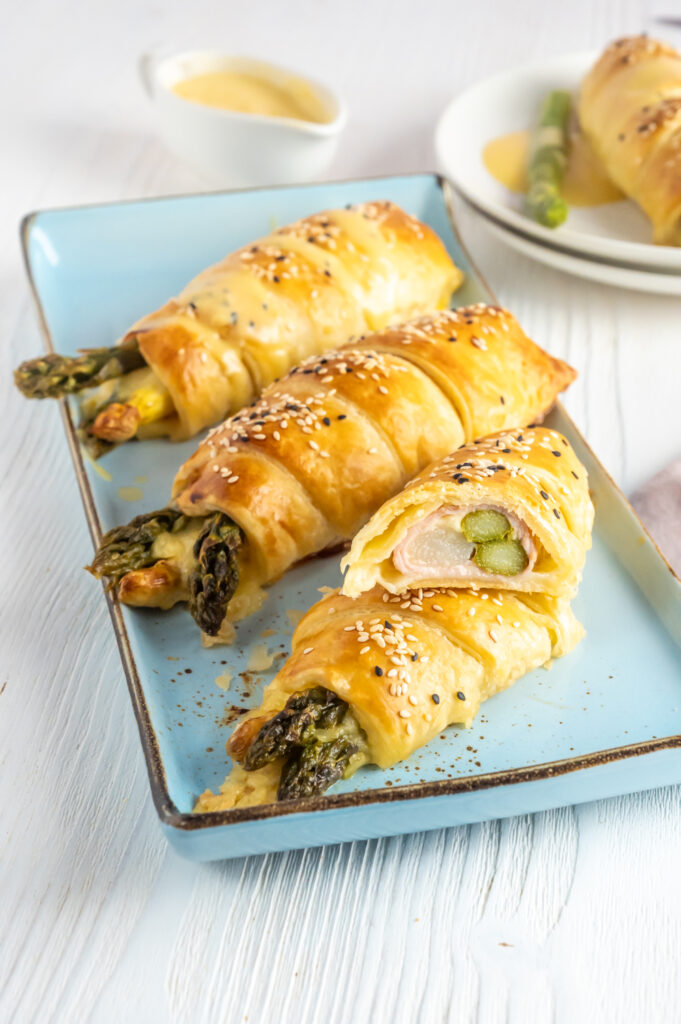 Einfache Spargel-Croissants selbst backen. Entdecke meiN Rezept für Spargel mit Blätterteig mit Schinken und Käse auf Rezepte-SilkesWelt.de