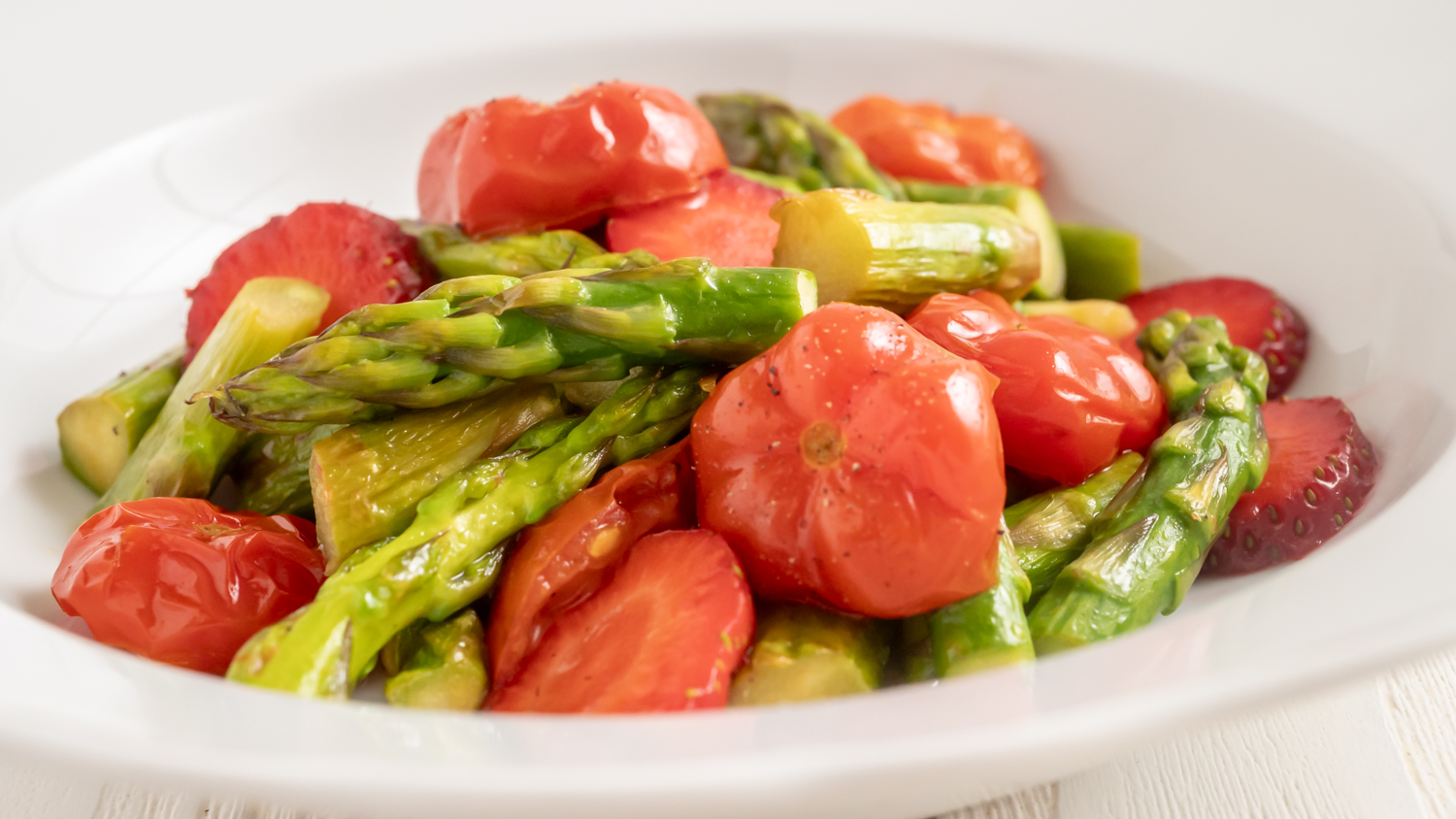 Grüner Spargelsalat mit Erdbeeren und Tomaten Rezepte-SilkesWelt.de Grüner Spargelsalat mit Erdbeeren und Tomaten Rezepte-SilkesWelt.de