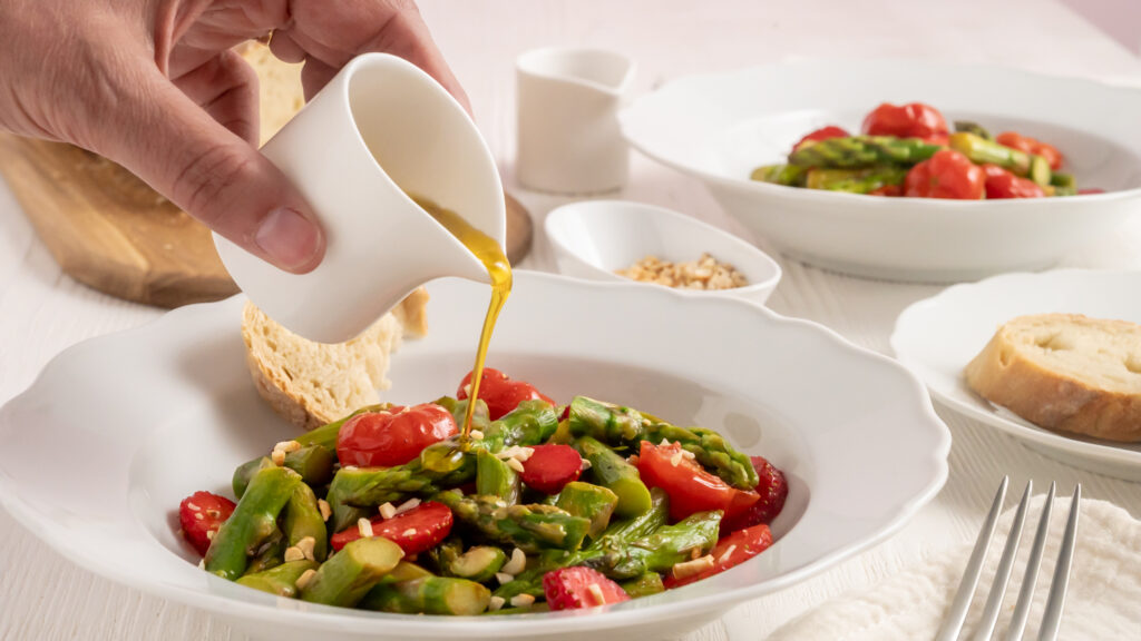 Grüner Spargelsalat mit Erdbeeren und Tomaten Rezepte-SilkesWelt.de