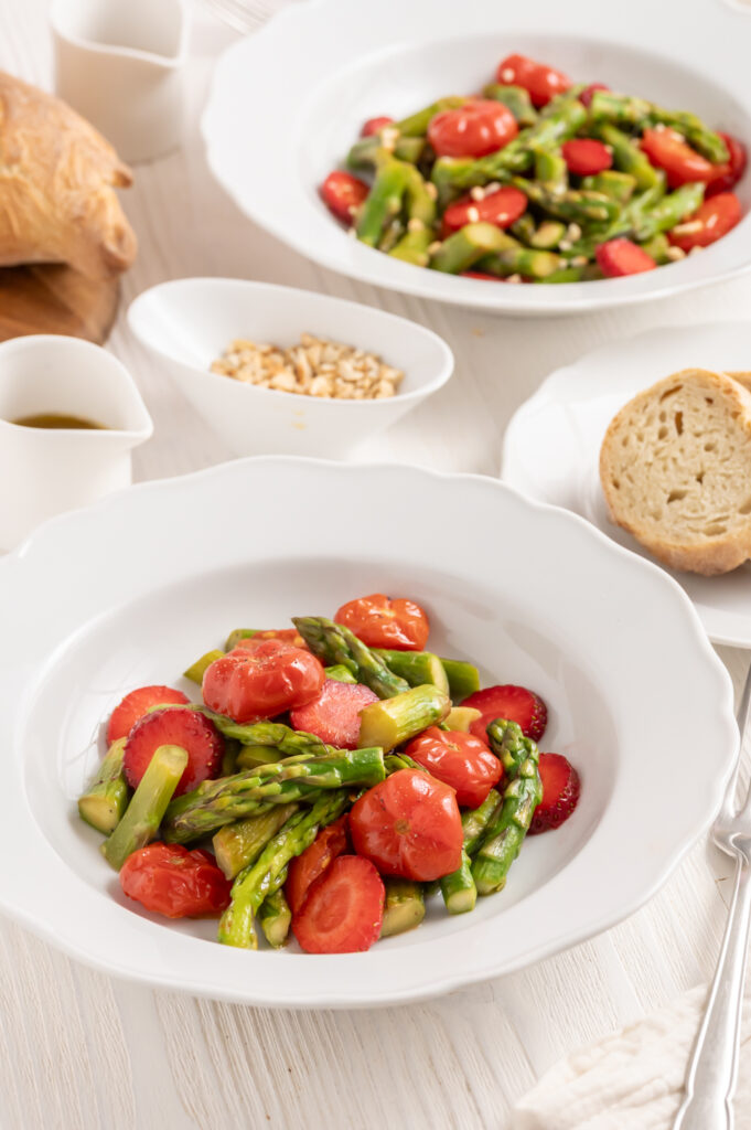 Grüner Spargelsalat mit Erdbeeren und Tomaten Rezepte-SilkesWelt.de Mein einfaches Rezept für Spargelsalat mit Erdbeeren und Tomaten auf Rezepte-SilkesWelt.de