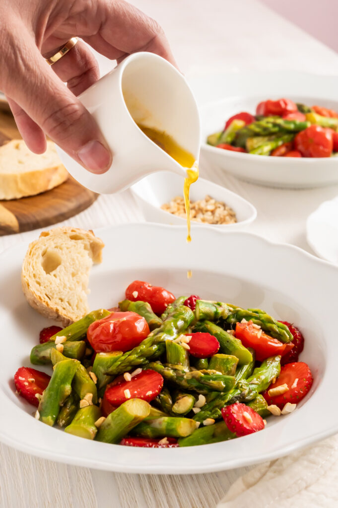 Grüner Spargelsalat mit Erdbeeren und Tomaten Rezepte-SilkesWelt.de Pfannengericht für einen Spargelsalat mit Erdbeeren, Kirschtomaten und einem selbst gemachten Honig-Balsamico-Dressing.