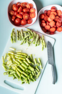 Grüner Spargelsalat mit Erdbeeren und Tomaten Rezepte-SilkesWelt.de Grüner Spargelsalat mit Erdbeeren und Tomaten Rezepte-SilkesWelt.de