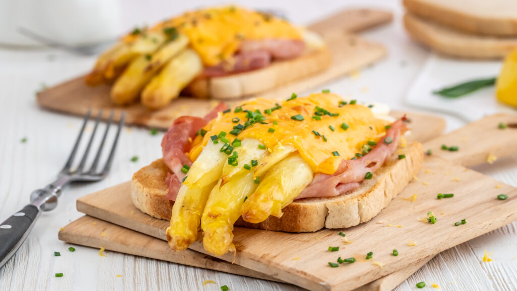 Schneller Spargeltoast mit Schinken und Käse überbacken Rezepte-SilkesWelt.de