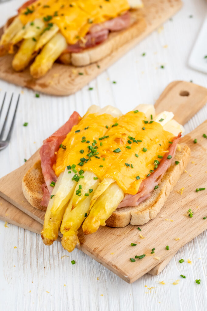 Ein einfacher klassischer Spargeltoast mit Schinken und Käse im Backofen überbacken gelingt im Handumdrehen. Entdecke jetzt wie einfach dieser Snack zubereitet werden kann.
