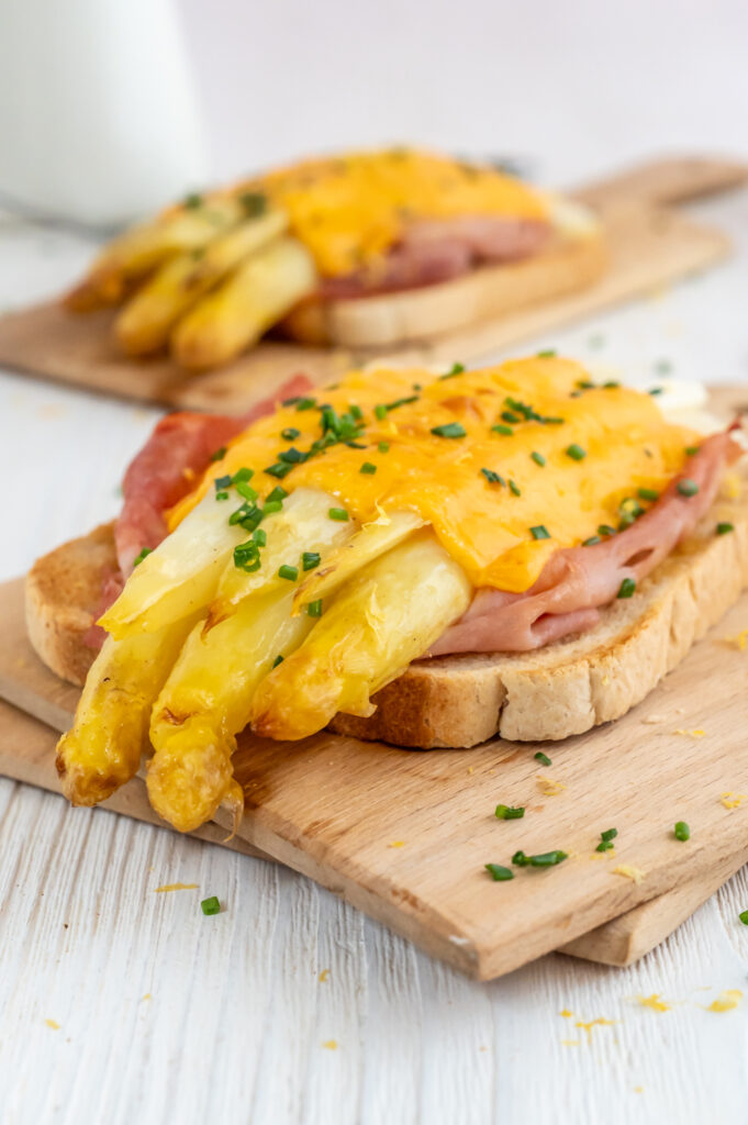 Schneller Spargeltoast mit Schinken und Käse überbacken. Entdecke mein Rezept auf Rezepte-SilkesWelt.de