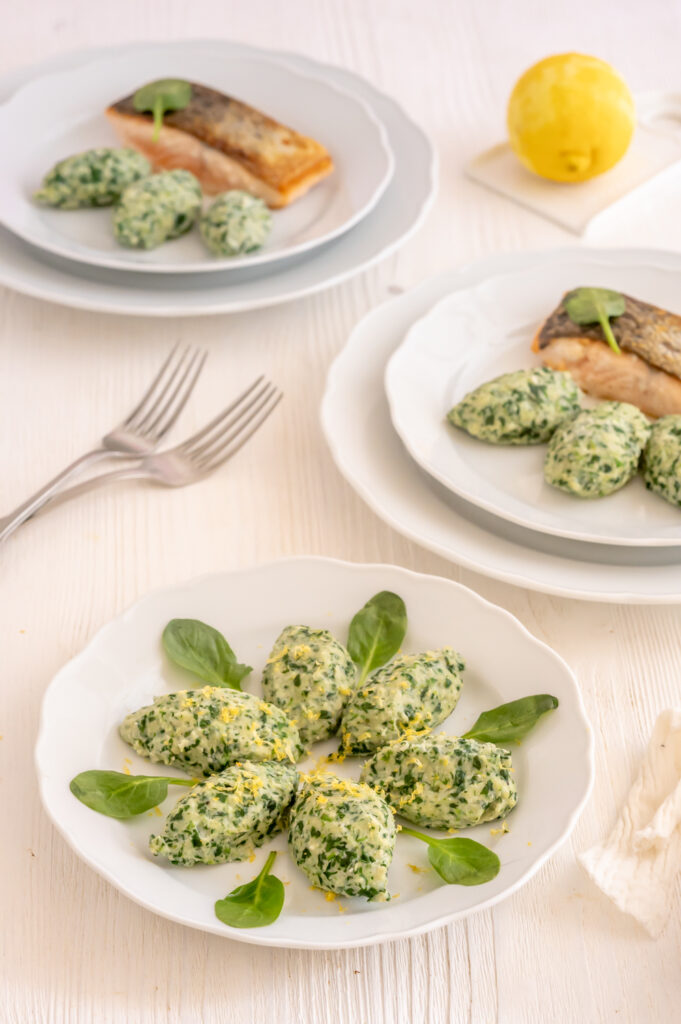 Einfaches Rezept für Spinat-Ricotta-Nocken Rezepte-SilkesWelt.de Diese nicht perfekten Spinat-Ricotta-Nocken sind herrlich weich, besonders einfach zuzubereiten und verbinden mit einem frischen Hauch Zitronenzesten den Geschmack des Sommers.