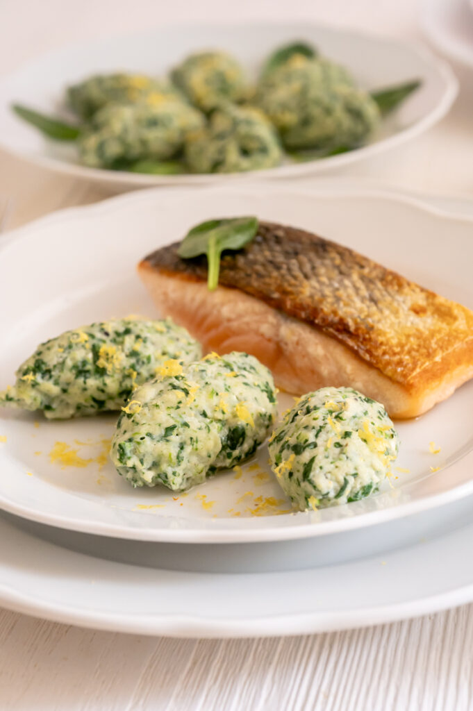 Einfaches Rezept für Spinat-Ricotta-Nocken Rezepte-SilkesWelt.de Fast wie Malfatti - italienische Spinat-Ricotta-Nocken mit Zitronenzesten. Entdecke mein Rezept.