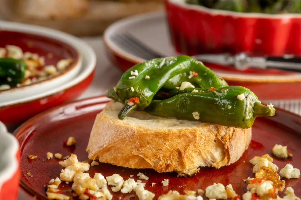 Einfache Bratpaprika mit Feta - schnell aus der Pfanne Rezepte-SilkesWelt.de Feines Fingerfoood - Entdecke jetzt mein Rezept für gegrillte Bratpaprika und bringe mediterranes Flair in deine Küche.