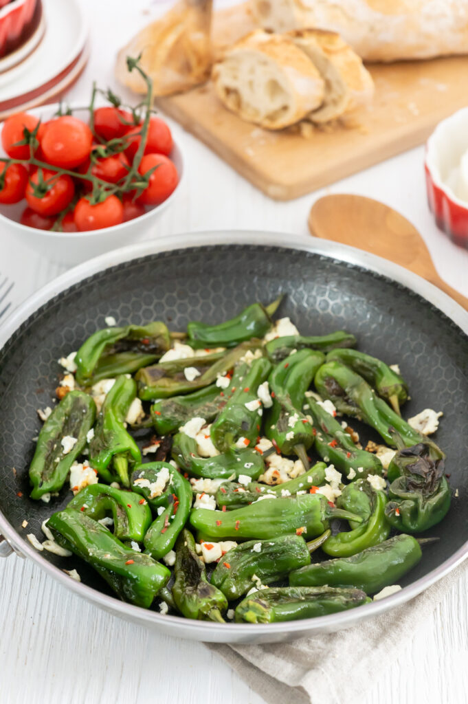 Einfache Bratpaprika mit Feta - schnell aus der Pfanne Rezepte-SilkesWelt.de Bratpaprika schnell aus der Pfanne. Entdecke jetzt mein Rezept für gegrillte Bratpaprika und bringe mediterranes Flair in deine Küche.