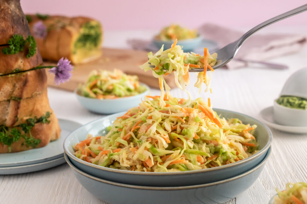 Coleslaw aus Weißkohl ohne Mayo und Zucker. Um die gleich Wirkung wie mit den Geschmacksträgeren Fett und Zucker zu erreichen braucht man nur etwas Zeit.